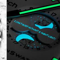 Ganz in Weiss, mit nächtlicher Überraschung: Die neue Moonswatch von Omega und Swatch.