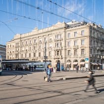 Nach dem Verkauf der meisten selbst gehaltenen Immobilien sind nur noch wenige Gebäude im Besitz der Bank. Ein Verkauf des Hauptsitzes am Paradeplatz (Bild) gilt als Tabu.