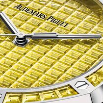 Bei den Royal Oak Selfwinding Sets sind die Steine so gesetzt, dass nicht zu sehen ist, wie sie festgemacht sind.