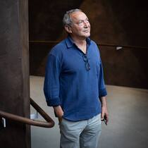 Schwer zufrieden: Samih Sawiris, Präsident und Mehrheitsaktionär von Orascom, im Treppenhaus seiner eben eingeweihten Konzerthalle.