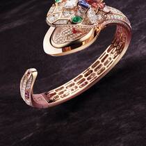 Die Schlange Serpenti ist eine Designikone von Bulgari. Edelstvariationen wie diese entstehen als Unikate im Atelier Haute Joaillerie in Rom.