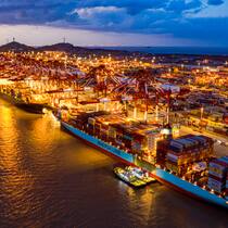 Das chinesische Wirtschaftswachstum liegt deutlich höher als in westlichen Industrienationen; das schlägt sich aber nur wenig in den Börsenkursen nieder (im Bild der Hafen von Shanghai).