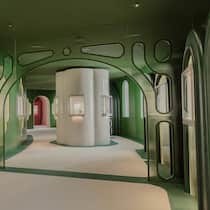 SHOWTIME IN MADRID In der einstigen britischen Botschaft, einem kreisrunden Bau, der seit zehn Jahren leer steht, hat der Designer Jaime Hayon für Cartiers «Beautés du Monde» die Kulisse gebaut.