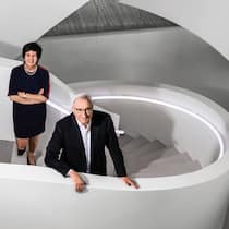 Architekturliebhaber: Martine und Jean-Paul Clozel im Treppenhaus ihres zweiten Idorsia-Laborgebäudes, eines Baus der Architekten Herzog & de Meuron.