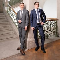 Die Sieger: Peter Stocker (l.) holte mit seinem Kollegen Martin Fuchs für das VZ Vermögenszentrum den Gesamtsieg. Im Schloss Sihlberg stellten sie sich den kritischen Fragen der Jury. Schon im Vorfeld erhielt ihr Anlagevorschlag vom bankenunabhängigen Institut IVA die beste Bewertung.