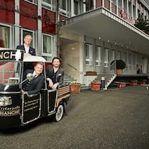 Söhne am Start: Rudi Bindella (oben) mit Rudi jr. (vorne) und Adrian vor dem Hauptsitz an der Hönggerstrasse in Zürich.