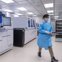Ein Cobas-6800-Laborsystem von Roche Diagnostics im North Lantau Hospital in Hongkong.
