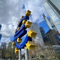 Euro-Skulptur vor dem ehemaligen Sitz der Europäischen Zentralbank in Frankfurt.