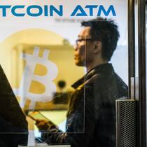 Bitcoin-Automat in Hong Kong: Asiatische Länder wollen die Cyberwährung regulieren.
