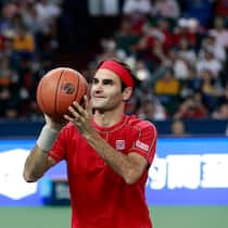 Roger Federer probierte sich unter anderem im Basketball, Handball, Tennis, Tischtennis, Badminton über den nachbarlichen Zaun und im Fussball in der Schule.