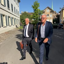 Pierin Vincenz (r.) in Begleitung seines Anwalts Lorenz Erni am Dienstagmorgen auf dem Weg ins Gericht.