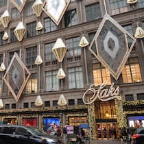 Saks in New York City: Der Flaggschiff-Laden an der 5th Avenue in Manhattan ist für exklusive Marken wie Chanel und Burberry bekannt.