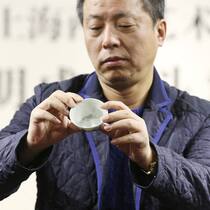 Teures Tässchen: Der chinesische Unternehmer und Sammler Liu Yiqian mit der «Chicken Cup» aus der Ming-Dynastie. Er hat die Tasse für 36 Millionen Dollar ersteigert.