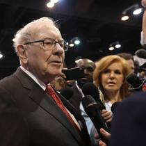 Warren Buffett, Vorsitzender und CEO von Berkshire Hathaway, spricht zu Reportern während der jährlichen Aktionärsversammlung des Unternehmens in Omaha, USA, am 4. Mai 2019.