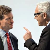 CEO Brady Dougan (l.) verteidigt das Investment Banking und weiss Aktionäre hinter sich. Schwierig für Präsident Urs Rohner.