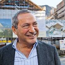 Strahlt trotz Problemen im Heimmarkt Ägypten: Orascom-Präsident Samih Sawiris vor dem künftigen Luxushotel Chedi in Andermatt.