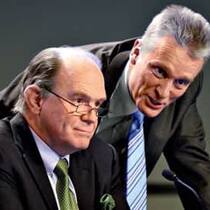 Nicht happy: Stefan Lippe (r.), Swiss-Re-CEO, Walter Kielholz, Präsident.