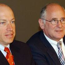 Rolf Watter (links) übernimmt das Präsidium bei der neu unabhängigen Postfinance. (Bild: Keystone)
