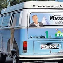 Im himmelblauen VW-Bus zur Wahlkampfveranstaltung: Thomas Matter.