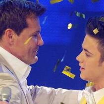 Chefjuror Dieter Bohlen gratuliert dem DSDS-Sieger von 2012, dem Schweizer Luca Hänni. (Bild: Keystone)
