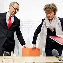 Unglücklich verhandelt: Finanzministerin Eveline Widmer-Schlumpf und Unterhändler Michael Ambühl.