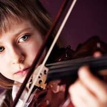 Wer Anne-Sophie Mutter nacheifern will, kann gar nicht früh genug anfangen; die Nachfrage nach mietbaren Kindergeigen boomt.