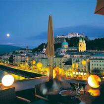Salzburg: Blick über die Salzach und die Altstadt auf das Wahrzeichen, die Festung Hohensalzburg.