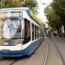 Die Zürcher Bahnhofsstrasse bereitet sich auf die einträglichste Zeit des Jahres vor. (Bild: Keystone)