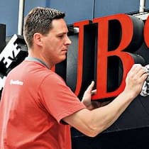 Die UBS wird ihr Image mit Lehrlingen auf Kundenfang wohl kaum aufpolieren können. (Bild: Keystone)