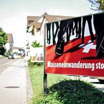 Mit Slogans wie «Schweizer wählen SVP» oder «Masseneinwanderung stoppen!» pflastert die SVP die Plakatwände zu.
