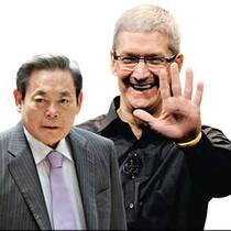 Vorteil Lee Kun-hee (l.): Samsung ist derzeit an der Börse günstiger bewertet als Tim Cooks Apple.