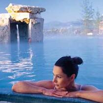 Adler Thermae in Bagno Vignoni: Entspannende Wasserwelt mit Blick auf die sanften Hügel des toskanischen Val d’Orcia.
