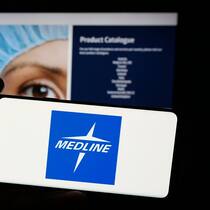 Ein Mobiltelefon mit dem Logo des US-amerikanischen Gesundheitsunternehmens Medline.