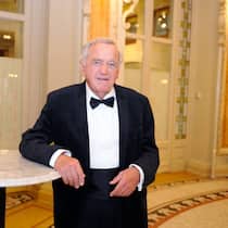 Der Berner Hansjörg Wyss formte einen Weltmarkt-Player und gibt jetzt sein Vermögen an die Gesellschaft zurück. Auszeichnungen gab es viele: Hier ein Bild von der Preisverleihung 2017 als «Master Entrepreneur» der Wirtschaftsberatung EY.