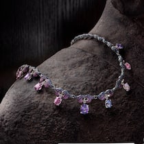 9: Neun Spinelle, neun Diamanten und 1445 Saphire zieren das Collier aus der Meister 1881 Collection – selbstverständlich handelt es sich um ein Unikat.