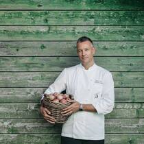 Stefan Beer, Executive Chef im Victoria-Jungfrau seit 2016, ist einer der wenigen echten Meister seines Fachs, der jeder kulinarischen Aufgabe gewachsen ist und die Gastronomie im riesigen Hotel einem kontinuierlichen Optimierungsprozess unterzieht.