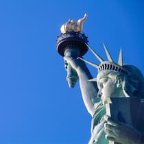 Freiheitsstatue vor New York City: Trotz tiefer Flugticketpreise reisen weniger Schweizer in die USA.