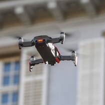 Schweizer Proptechs sind gut mit Kapital ausgestattet, wenn man sie mit ihren Pendants im Ausland vergleicht (im Bild: Roboter an einer Hauswand, Symbolbild).