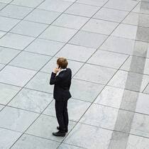 Bankangestellte am Telefon.