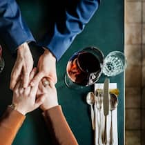 Beim nächsten romantischen Dinner könnten Sie über Finanzen reden. Denn: Differenzen in Geldangelegenheiten zählen zu den häufigsten Gründen für eine Scheidung.