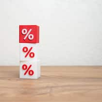 Turm aus Würfeln mit Prozentzeichen (2025).
