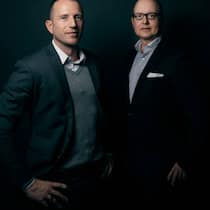 Gesamtsieger Globalance Bank: Mit David Hertig (l.) und Daniel Muntwyler war die Globalance Bank mit zwei Gründern im Finale prominent vertreten. Für den Kunden hatten sie einen gesamtheitlichen Vorschlag inklusive Steueroptimierung im Gepäck. Laut der Jury überlegt sich die Bank bei den Anlagen, wohin sich die Welt entwickelt und welche Firmen davon profitieren. Die Absicherungsstrategie des Depots wurde dagegen heftig kritisiert.
