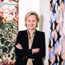 Carolin Scharpff-Striebich vor der zurzeit jüngsten Position in ihrer Sammlung: Jadé Fadojutimi ist Jahrgang 1993. Links im Bild ihr Werk «Clinginess is best served ripe»; im Ausschnitt rechts: Charline von Heyl, «Fortuna».