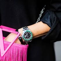Investitionsgut: Rolex-Uhr am Handgelenk einer Influencerin.