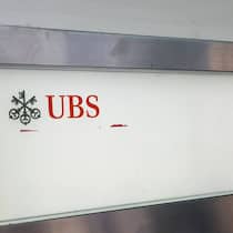 Logo der UBS an einem Bankomat.