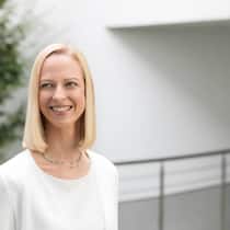 VERONICA WEISSER Die Ökonomin setzt sich mit Leidenschaft für ein grösseres Verständnis für Vorsorgethemen in Politik und Gesellschaft ein. Bei der UBS leitet sie seit einem Jahr den Vorsorge-Hub.