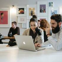 Auch Unternehmen neigen in Vorstellungsgesprächen zu Unwahrheiten. Der «Business Insider Deutschland» hat eine Übersicht erstellt. Besonders beliebt: «Wir wissen noch nicht, wie hoch wir den Job bezahlen werden.» Das ist entweder äusserst unwahrscheinlich oder sehr unprofessionell. Beides spricht gegen das Unternehmen.wework