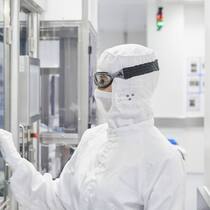 Waschprozess in einem Reinraum von Dätwyler