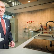 KAFFEE VOM EIGENTÜMER Michael Pieper in einer Modellküche am Hauptsitz. Franke ist weltweit die Nummer eins bei Spülen und beliefert McDonald’s, Ikea oder Burger King mit kompletten Systemküchen.
