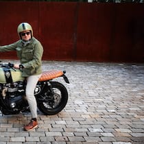 FORMVOLLENDET: Georges Kern auf einer «Street Scrambler» des Breitling-Partners Triumph.